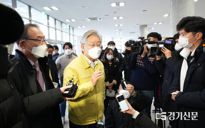 경기대 기숙사에 방문한 이재명 경기지사와 김인규 경기대 총장. (사진=경기대 제공)