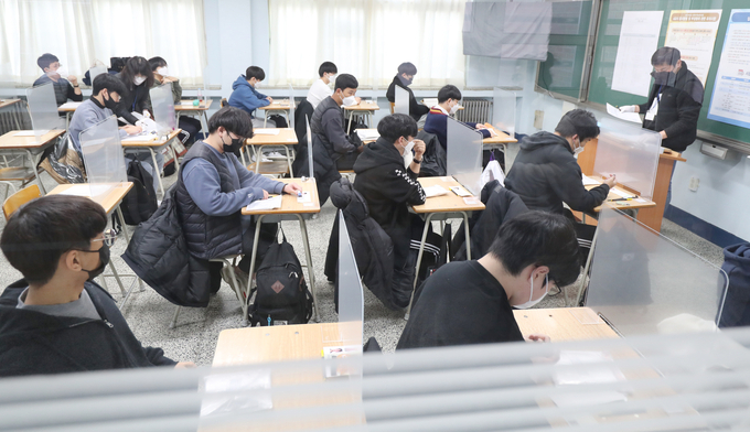 대학수학능력시험일이었던 지난 3일 오전 성남시 중원구 성남고등학교에 마련된 고사장에서 수험생들이 시험을 준비하고 있다. (사진=경기사진공동취재단)