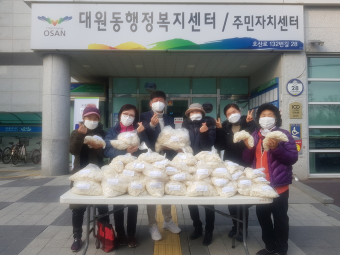 오산시 대원동 새마을부녀회가 연말연시를 맞아 관내 어려운 이웃을 위해 사랑의 떡국떡 50kg을 대원동에 기탁했다(사진= 대원동행정행정복지센터 제공)