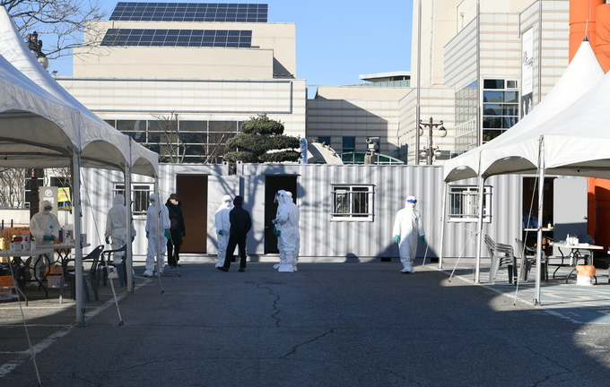 오산시는 코로나19 무증상자 전파 차단하기 위해 오산스포츠센터 광장과 오산고용플러스센터 주차장 등 두 곳에 임시 선별검사소를 설치하고 14일부터 내년 1월 3일까지 운영한다. 사진은 임시 선별검사소. (사진=오산시 제공)