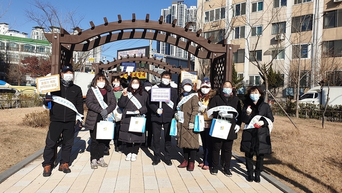 시흥시 신천동이 명예사회복지공무원과 복지사각지대 위기가구 발굴캠페인을 진행했다. (사진=시흥시 제공)