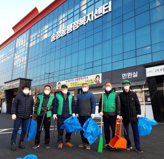 광주시 송정동 새마을지도자협의회 회원들이 송정동 일원 환경정화활동 실시하고 있다. (사진=광주시 제공)