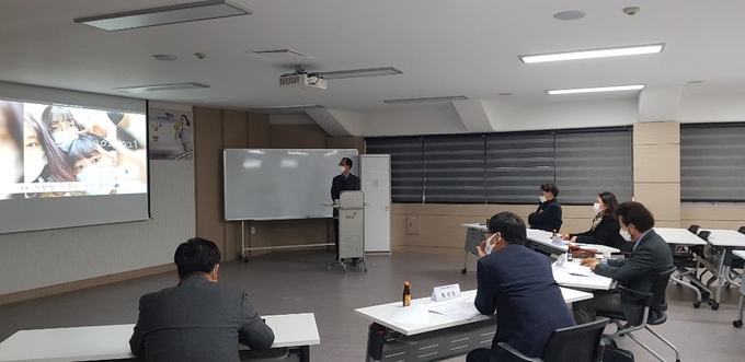 파주시행복장학회 심사위원들이 제출된 작품을 심사하고 있다. (사진=파주시 제공)