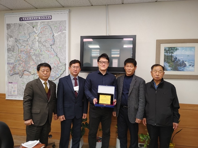 광주시 곤지암읍 김홍기 연곡1리이장등 주민등이 나종윤소장과 신현충과장등 상하수도사업소에 감사패 전달하고 있다. (사진=광주시 제공)