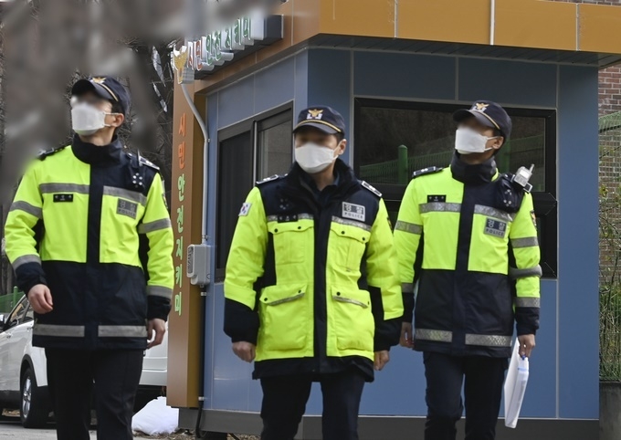 조두순 출소 이후 거주지 인근 학교들이 학생 안전 교육을 강화하고 있다. 사진은 지난 10일 안산시의 한 방범초소 주변에서 경찰들이 순찰하고 있는 모습 (사진=황준선 기자)