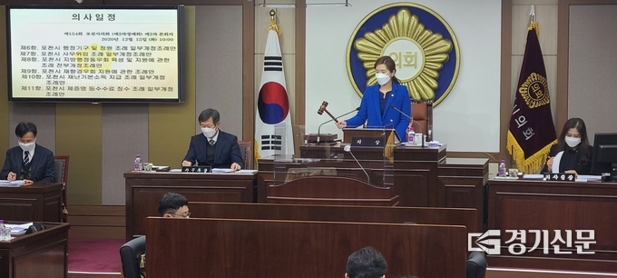 손세화 포천시의회 의장이 통과된 안건에 대해 의사봉을 두드리고 있다. (사진=문석완 기자)