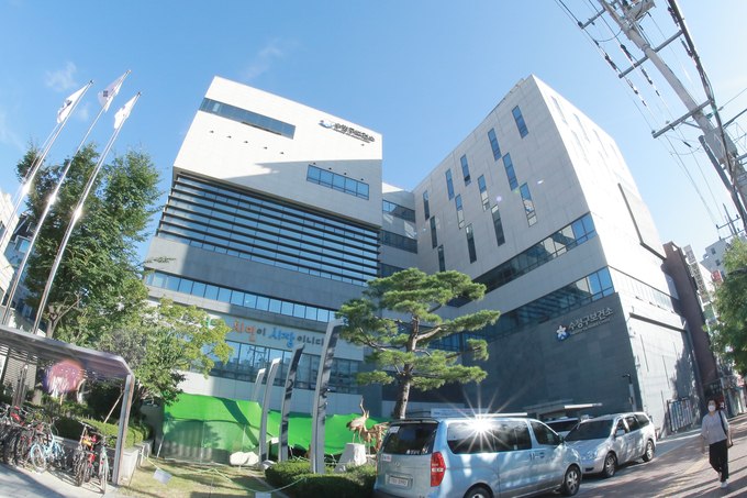 성남시는 내년부터 관내 3개 보건소에서 취약계층 어르신들을 대상으로 대상포진 무료 예방접종 사업을 시행한다. 사진은 수정구보건소 전경. (사진=진정완 기자)