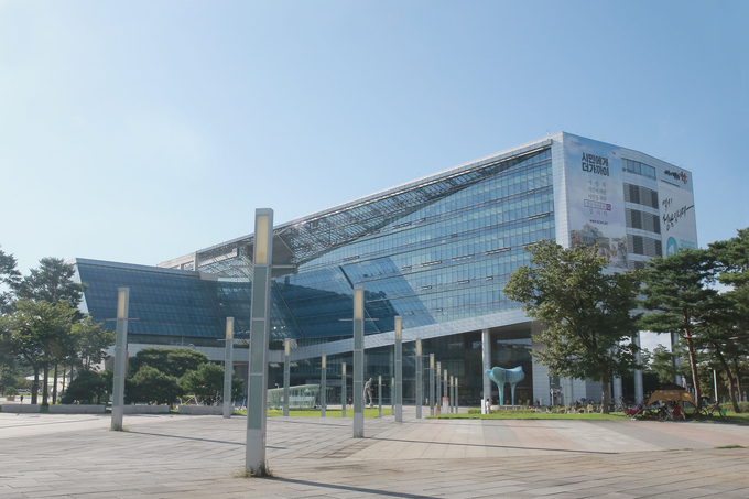 성남시는 오는 2025년까지 관내 50개 초중고등학교에 스마트교실을 설치한다. 성남시청. (사진=진정완 기자)