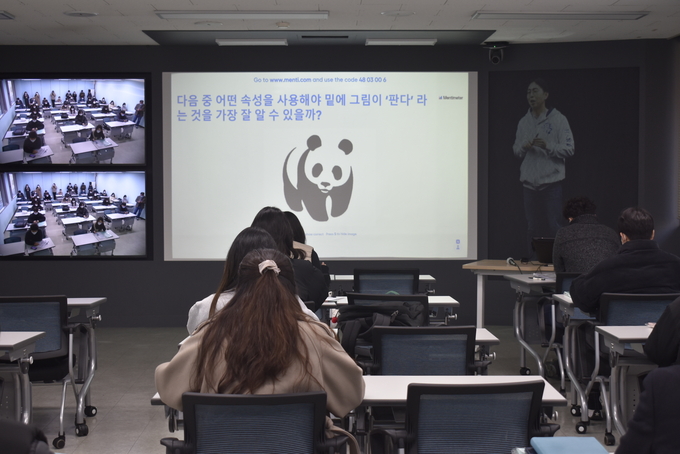 텔레프레즌스 수업은 동일한 강의 내용을 각기 다른 장소의 학생들에게 전달하는 증강현실 기반이다. (사진=을지대학교 제공)