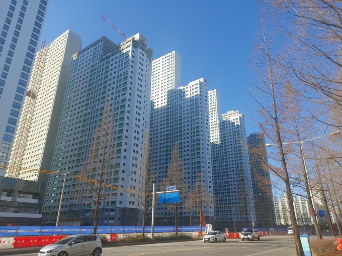 공사 중인 화서역 파크 푸르지오 (사진=편지수 기자)