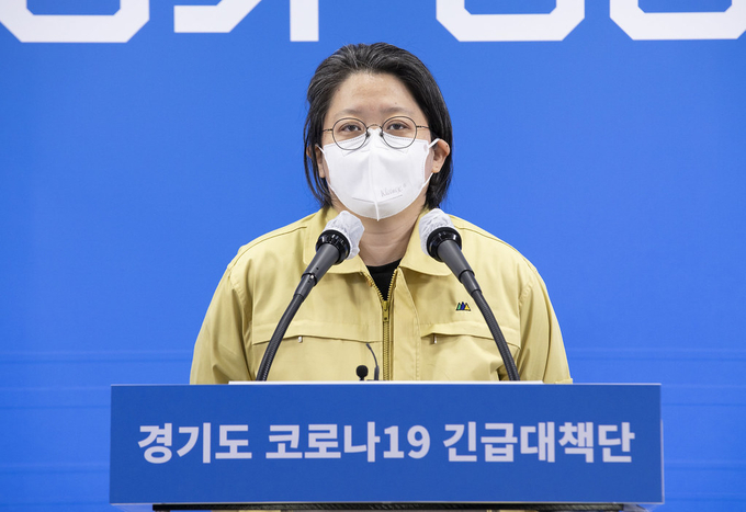 15일 오후 경기도청 브리핑룸에서 이희영 경기도 코로나19 긴급대책단 공동단장(분당서울대학교병원 공공의료사업단 교수)이 온라인 브리핑으로 코로나19 긴급대책단 정례브리핑을 하고있다. (사진= 경기도 제공)