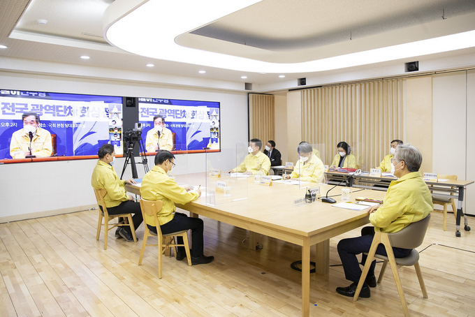 15일 오후 경기도청 신관 2층 상황실에서 더불어민주당 주관 K-방역 긴급 당.정.광역단체 화상 점검회의가 진행되고 있다. (사진= 경기도 제공)