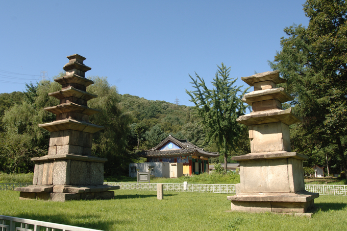 춘궁동 동사지 삼층석탑(보물 제12호).