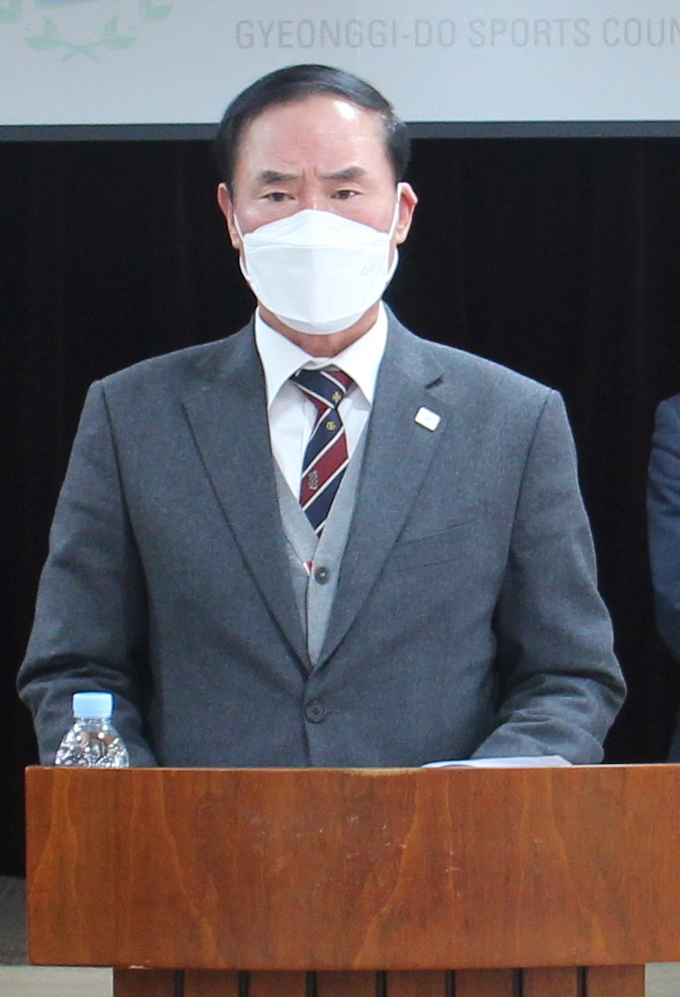 이원성 경기도체육회장이 15일 경기도체육회관 중회의실에서 공식 사과문을 발표하고 있다. (사진=경기도체육회 제공)