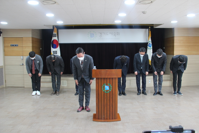 이원성 경기도체육회장과 경기도체육회 간부들이 15일 경기도체육회관 중회의실에서 최근 불거진 도체육회 일련의 사태에 대해 사과했다. (사진=경기도체육회 제공)