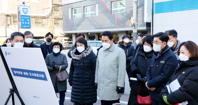 용인시 수지구 풍덕천동 원도심지역 현장 방문해 주거환경 개선 방안을 논의한 백군기 용인시장과 정춘숙 국회의원 (사진=용인시 제공)