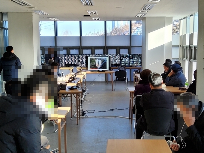 해양수산부로부터 해외 선원 임시생활 시설 지정 결정에 15일 열린 주민 설명회 (사진=신경철 기자)