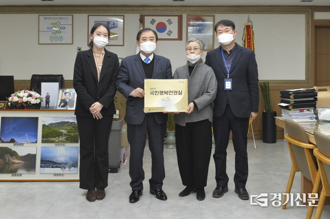 박윤국 포천시장과 김담희 민원토지과장이 '국민행복민원실' 명패를 들어보이며 기념촬영하고 있다. (사진=포천시 제공)