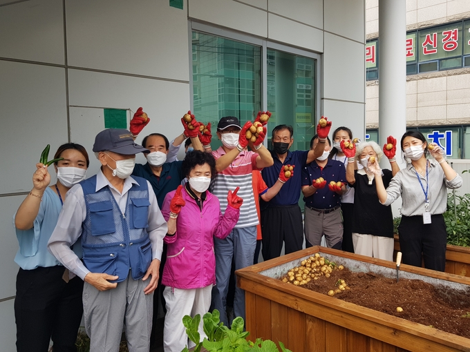  용인시 기흥구보건소의 치유농업프로그램에 참가한 주민들의 모습 (사진=용인시 제공)