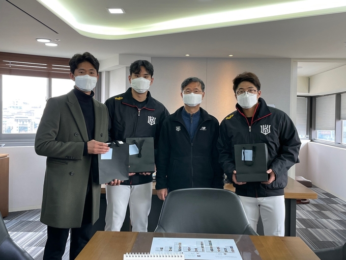 kt 위즈는 16일 구현모 kt 대표이사가 팀 창단 첫 포스트시즌 진출을 이룬 선수단에게 푸짐한 선물을 제공했다고 밝혔다. 사진은 선물을 받은 박기혁 코치, 김재윤, 남상봉 kt스포츠 대표, 조용호(왼쪽부터)의 모습. (사진=kt 위즈 제공)