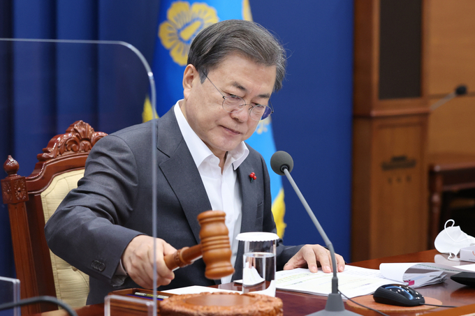 문재인 대통령이 15일 오전 청와대에서 영상 국무회의를 시작하며 의사봉을 두드리고 있다. 문 대통령은 16일 윤석열 검찰총장에 대한 법무부의 제청안이 올라오면 바로 재가할 것으로 예상된다. (사진= 연합뉴스) 