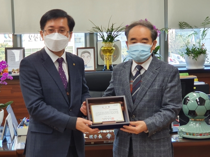 NH농협 오산시지부가 2020년 함께하는 마을 우수 교류기업으로 선정된 오산시시설관리공단에 감사패를 전수했다. 사진은 이희석 공단이사장이 류인석NH농협 오산시지부장에게 감사패를 전달하고 있는 모습. (사진=NH농협 오산시지부 제공)