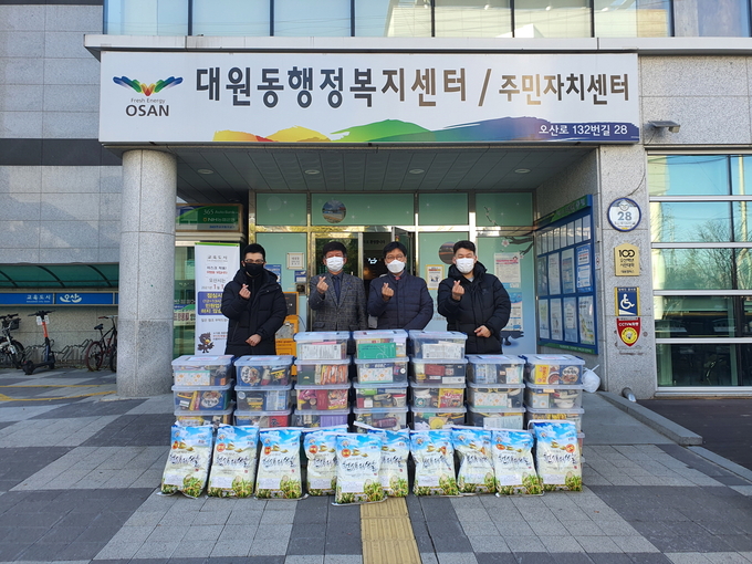 오산제일교회에서 코로나19로 어려운 저소득 어르신들을 위해 생필품 40박스와 쌀(10kg) 10포를대원동에 기탁했다(사진= 대원동행정복지센터 제공)