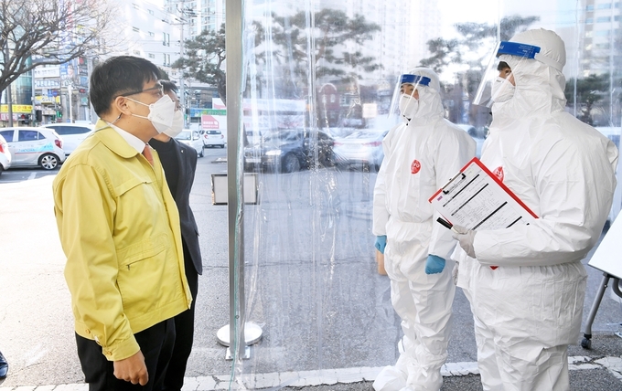 이석범 광주 부시장이 코로나19 장기화로 감염확산 방지를 위해 사투를 벌이고 있는 보건소 직원들을 격려했다. (사진=광주시 제공)