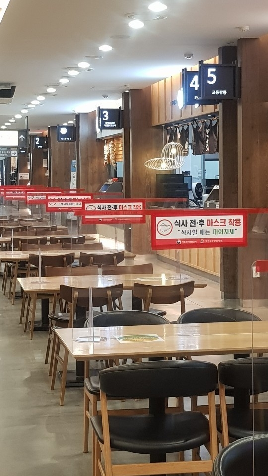 광주시가 관내 음식점을 대상으로 비말차단 테이블 칸막이 설치를 완료해 운영하고 있다. (사진=광주시 제공)
