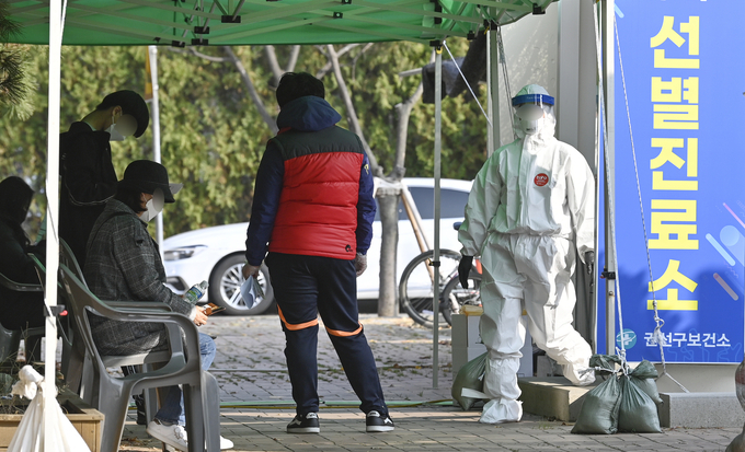 수원시의 한 고등학교 운동부 합숙소에서 코로나19 집단감염이 발생했다. 사진은 지난 11월 16일 검사를 위해 수원시 권선구 권선보건소 선별진료소를 찾은 시민들의 모습 (사진=황준선 기자) 