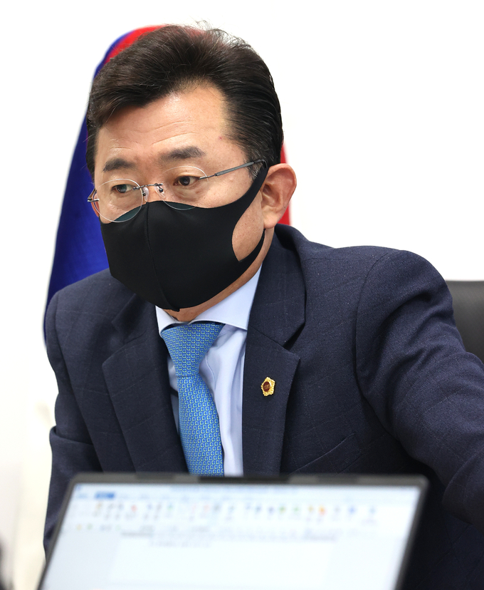 경기도의회 더불어민주당 박근철 대표의원이 기자들의 질문에 답을 하고 있다(사진=경기도의회 제공)