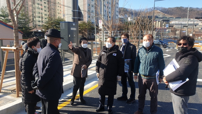 조광한 남양주시장이 개통예정인 오남읍 도시계획도로 공사 현장을 16일 방문해 관계자들로 부터 현황보고를 받고 있다.(사진=남양주시 제공)