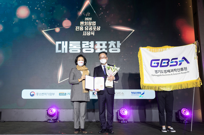 15일 서울 서초구 엘타워에서 열린 ‘2020 벤처창업지원 유공 포상 시상식’에서 박영선 중소벤처기업부 장관(왼쪽부터), 권순정 경과원 원장대행이 표창장을 들고 기념촬영을 하고 있다. (사진= 경과원 제공)