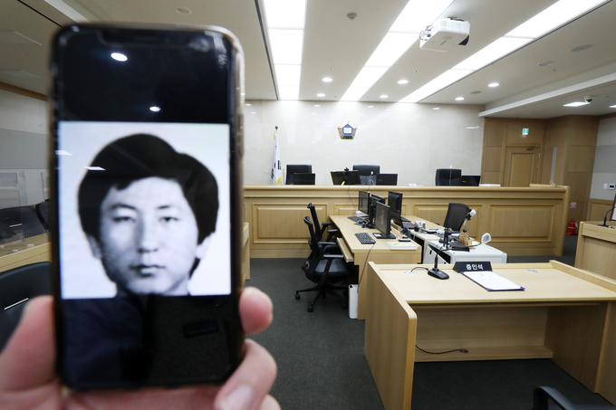 이춘재 연쇄살인 8차 사건 범인으로 몰려 20년간 억울한 옥살이를 한 윤성여씨에 대한 재심 선고공판이 17일 수원법원종합청사 501호 법정에서 열린다. (사진=연합뉴스 제공)
