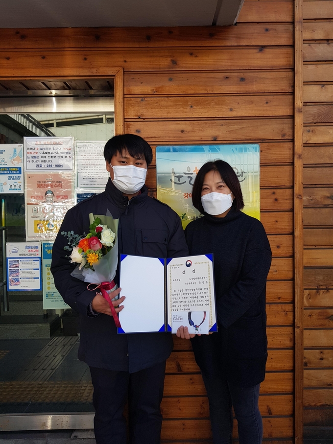 경인지방병무청이 사회복무요원 사랑나눔 프로그램 공모전에서 수상자를 표창했다. (사진=경인지방병무청 제공)