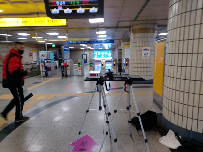 지하역사 실내공기질 특별점검이 진행되고 있다(사진=경기도 제공)