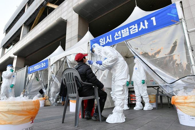 지난 16일 오후 운영을 시작한 수원역 임시선별검사소에서 시민이 검사를 받고 있다. (사진=수원시 제공)