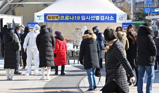 고양시 덕양구 화정역 광장에 마련된 임시선별검사소에 검사를 기다리는 시민들로 북적이고 있다. (사진=황준선 기자)