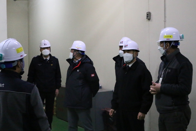 구리소방서, KT구리지사가 지하통신구 현장점검을 실시하고 있다. (사진=구리소방서 제공)