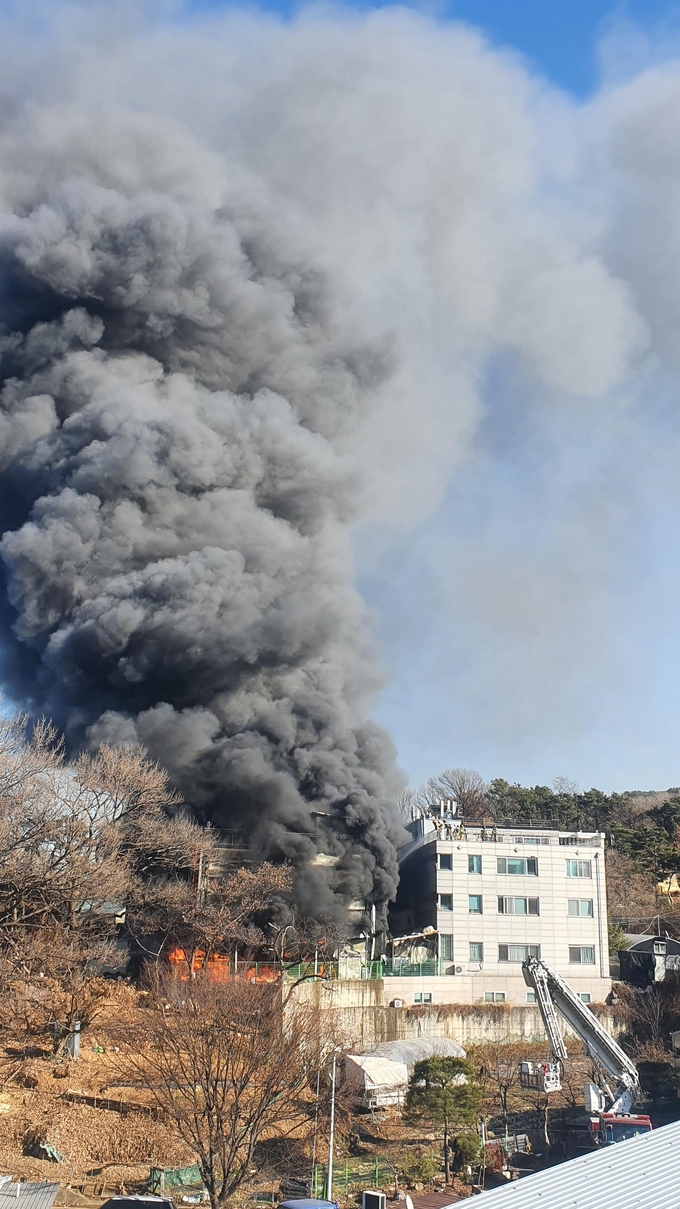 17일 오후 12시 42분쯤 과천시 주암동의 한 공장에서 화재가 발생했다. (사진=조병석 기자)
