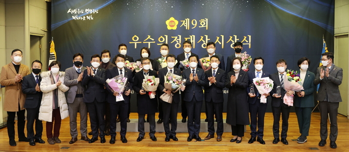 제9회 우수의정대상을 수여받은 의원들이 기념촬영을 하고 있다(사진=경기도의회 제공)