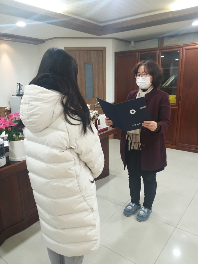 ㈔진오나눔회가 17일 진건·오남읍 지역에 거주하는 성적 및 재능보유 학생과 생계지원이 필요한 중·고등학생 50명에게 장학금 1980만원을 전달했다.(사진=남양주시 제공)