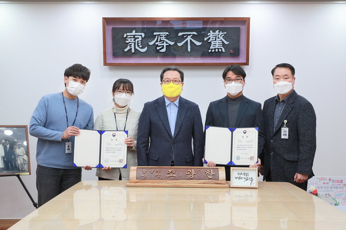 조광한 남양주시장이 지난 17일 「2020년 제2회 공공분야 드론조종 경진대회」에 참가해 지적조사 분야에서 ‘최우수상’을 수상한 직원들을 격려했다.(사진=남양주시 제공)