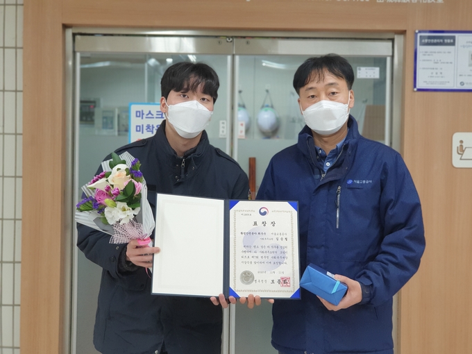 18일 경인지방병무청이 사회복무요원 등 직원들에게 표창장을 전달했다. (사진=경인지방병무청 제공)