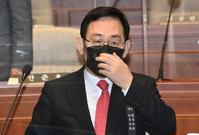 주호영 국민의힘 원내대표가 18일 오전 국회에서 열린 의원총회에서 마스크를 만지고 있다. (사진= 연합뉴스) 