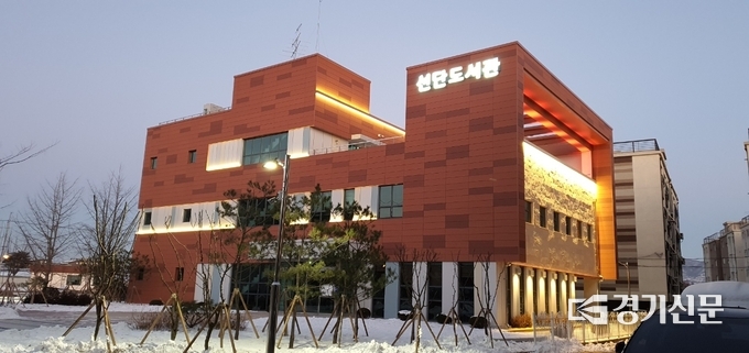 최근 완공된 선단도서관 야경 (사진=포천시 제공)