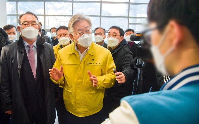지난 14일 오전 이재명 경기도지사가 수원 경기대 기숙사를 현장점검에서 경기대 학생들을 만나 대화를 나누고 있다. (경기사진공동취재단)