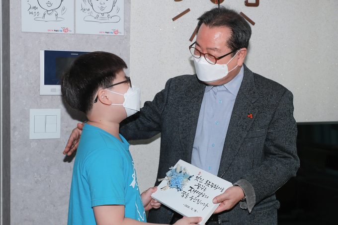조광한 남양주시장이 지난 18일 화도읍‘온마을 온라인 공부방 지원사업’의 1호 대상자를 만나 격려했다. (사진=남양주시 제공)