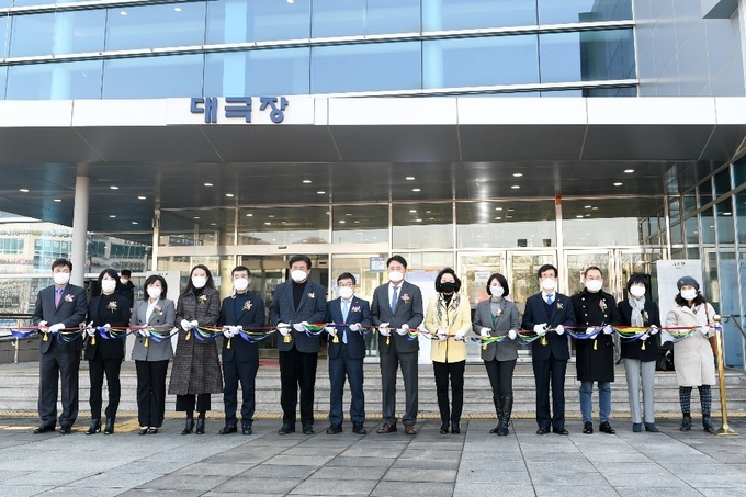 광주시문화재단은 남한산성아트홀에서 신동헌 시장, 소병훈 국회의원, 임일혁 시의회 의장, 시의원 등 광주시 문화예술인들이 직접 참여해 기념 현판식을 갖고 출범을 알리는 커팅식을 하고 있다. (사진= 광주시문화제단 제공)
