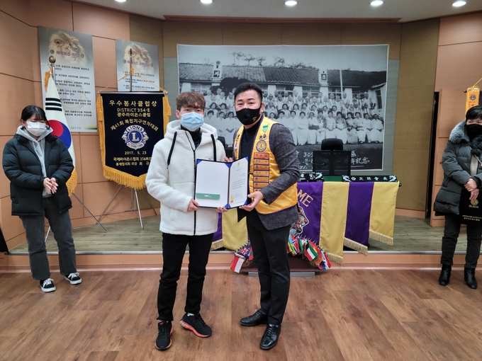 국제라이온스협회354-B지구 광주라이온스클럽 이강섭회장이 모범적인 대학생에 선정된 학생에게 200만원의 장학증서를 전달하고있다.(사진= 광주라이온스클럽 제공)